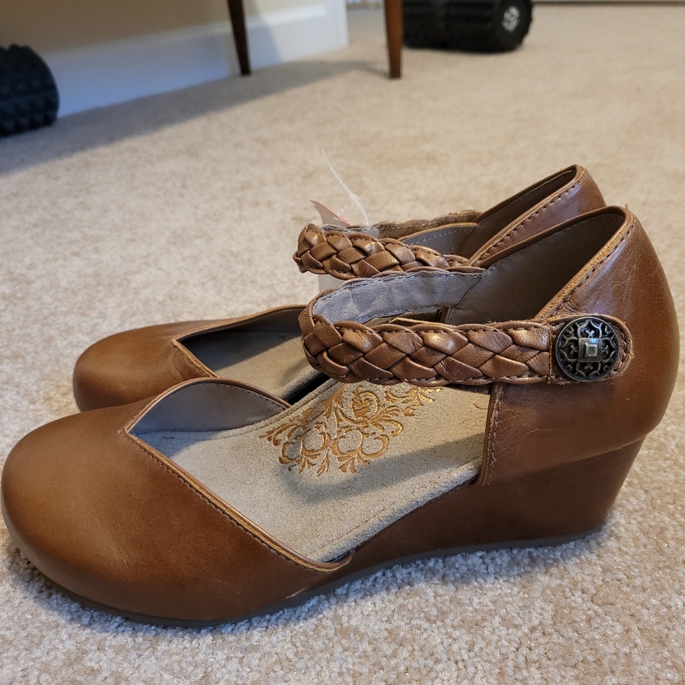 Brand new aetrex shoes. Never worn asking $30